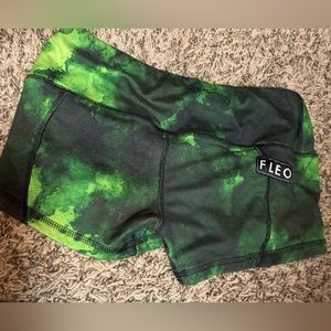 Fleo green yellows blacks. Loved this print! LOW RISE CONTOUR 🍑 🔥 SMALL